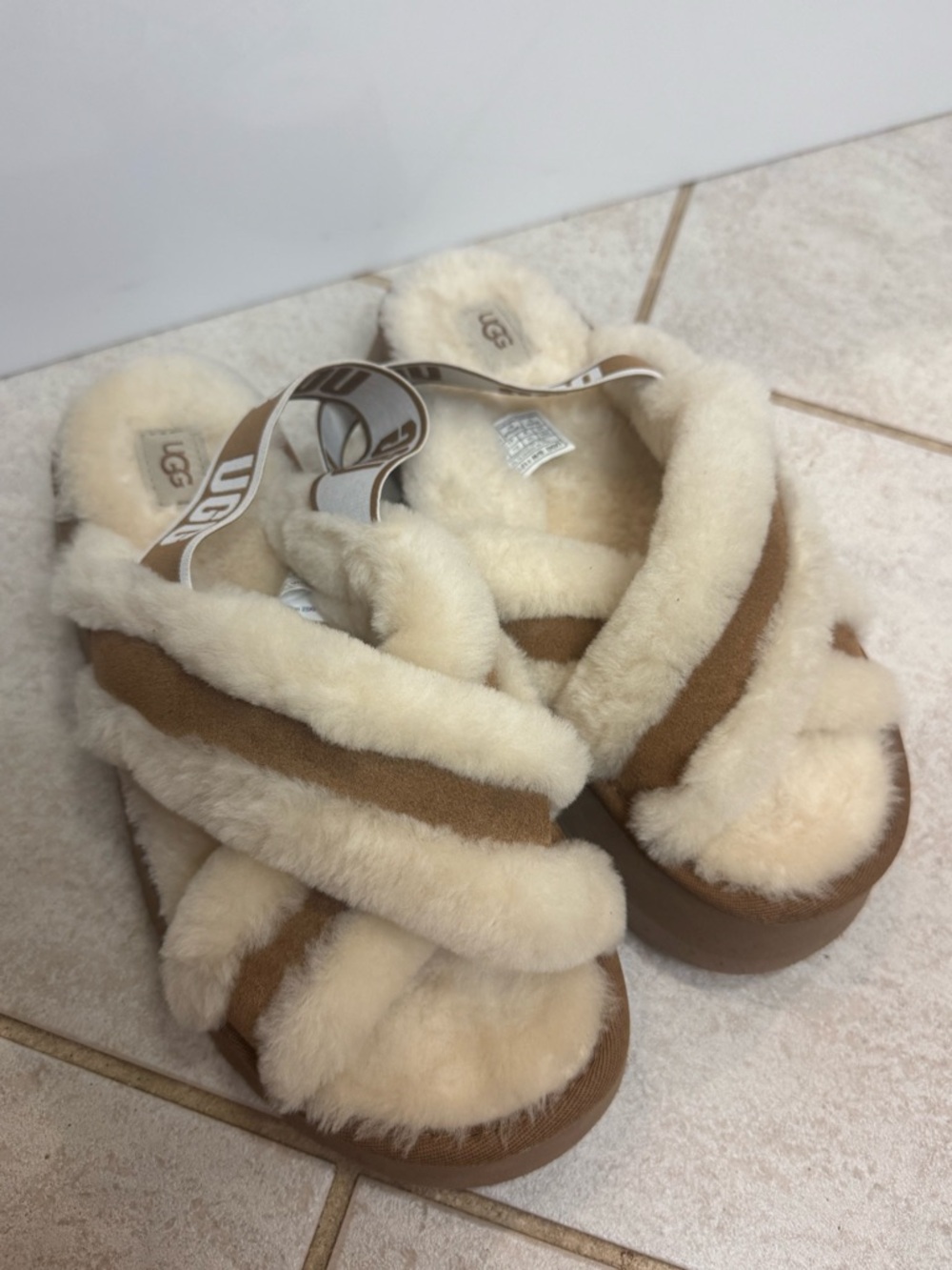UGG Women's Fluff Crossband Slide - Chestnut and Cream